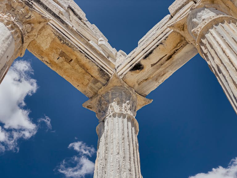 Stoicizmo principai apie asmeninę kontrolę ir fatalizmo pusiausvyrą, padedantys ugdyti ramybę ir racionalumą.