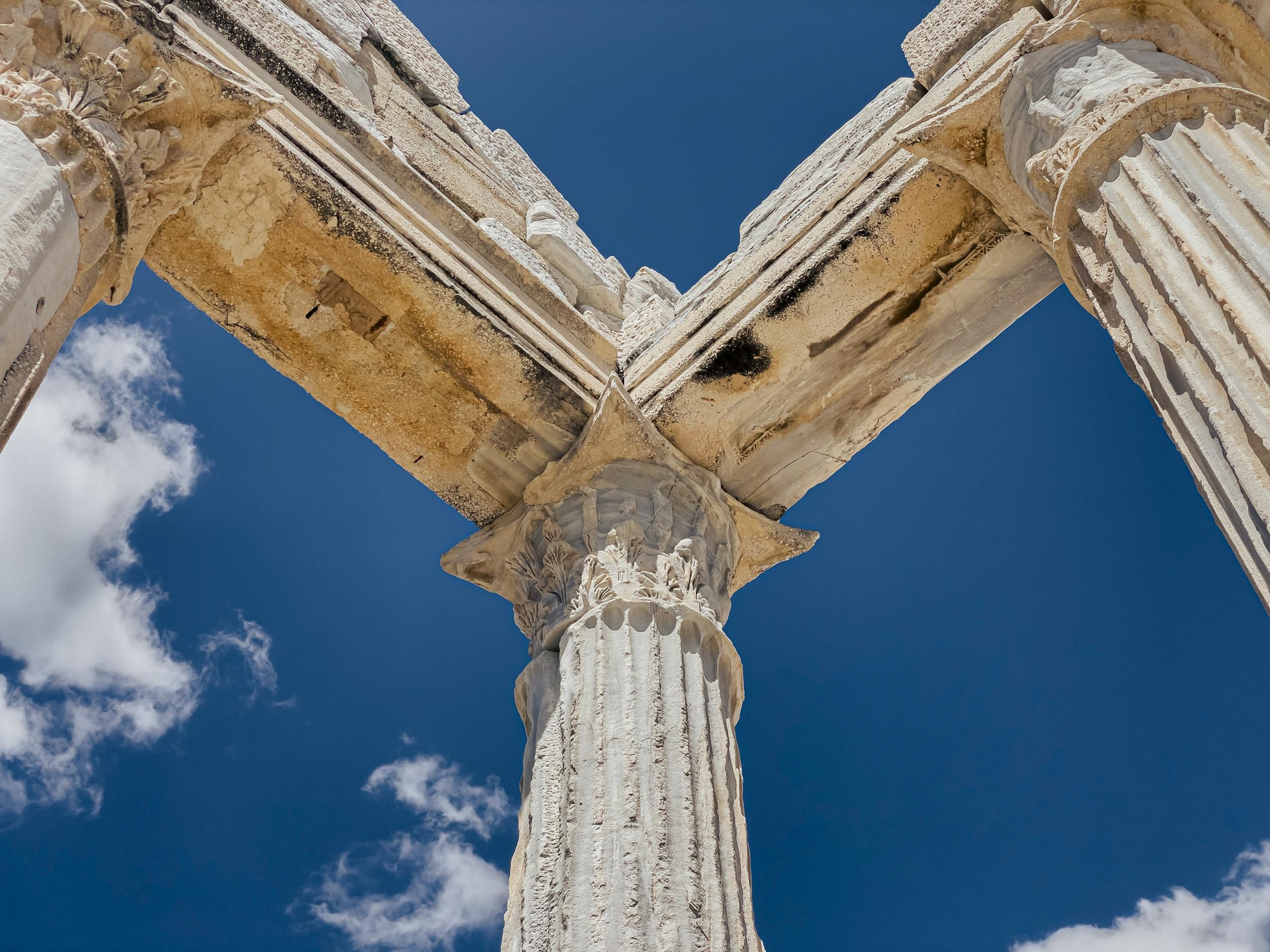 Stoicizmo principai apie asmeninę kontrolę ir fatalizmo pusiausvyrą, padedantys ugdyti ramybę ir racionalumą.